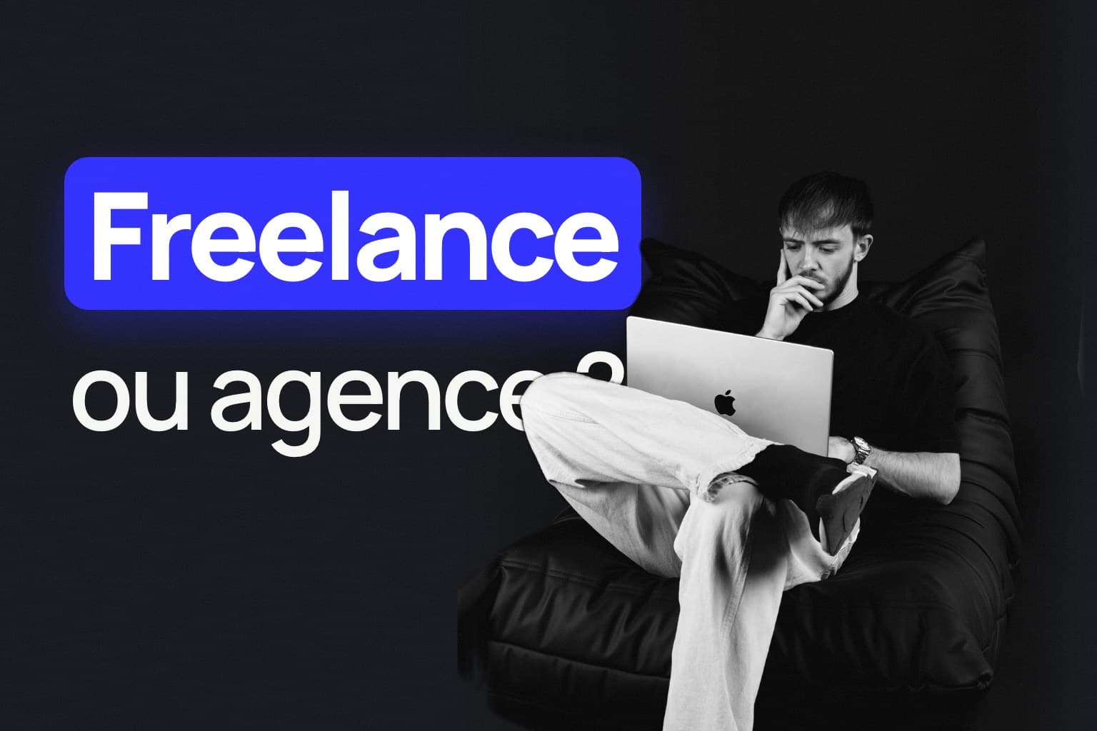 Freelance ou agence ? Un titre en grand, Bryan Mourier assis avec un ordinateur portable